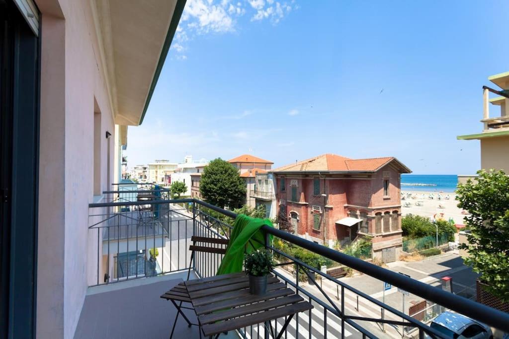 Beach House Holiday Apartments Rimini Exterior foto